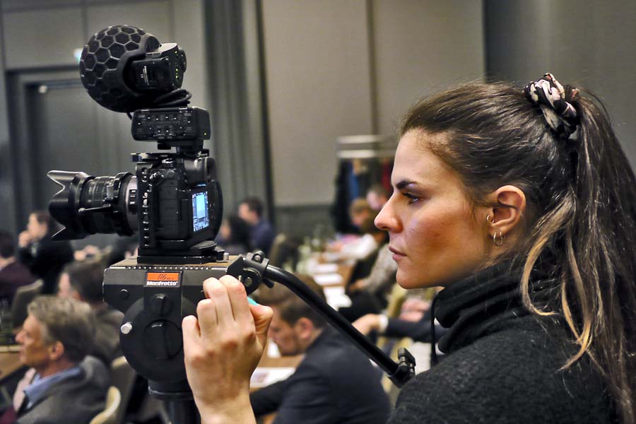 Unsere Kamerafrau Mathilde Babo bei der Aufzeichnung von Vorträgen auf der IAM Connect in Berlin. Eine Filmproduktion für den IT-Verlag.