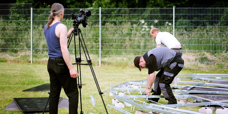 Kameramann Marco Baré bei Dreharbeiten zu einem Dokumentarfilm. Eine Filmproduktion über den Aufbau von Iglugroßzelten.