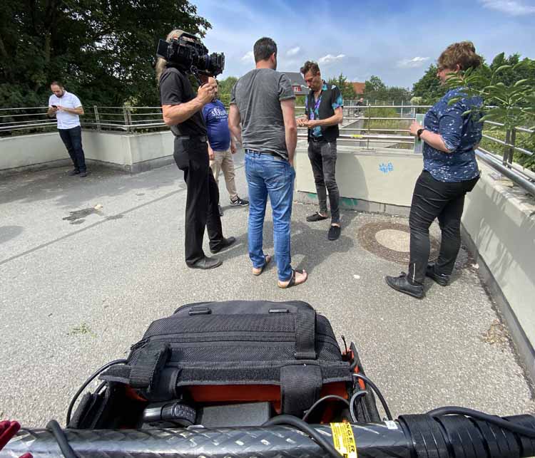 Die Filmccrew bespricht die Aufnahme der nächsten Szene.