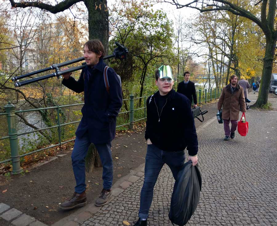 Auch die Band beteiligt sich als Crow an den Dreharbeiten.