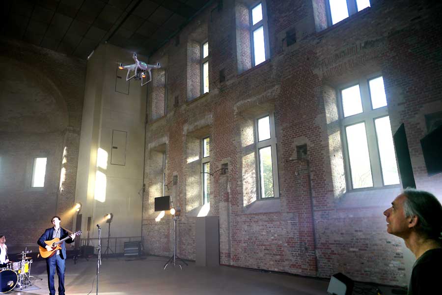 Einsatz einer Kamera-Drohne bei den Dreharbeiten für ein Musikvideo.