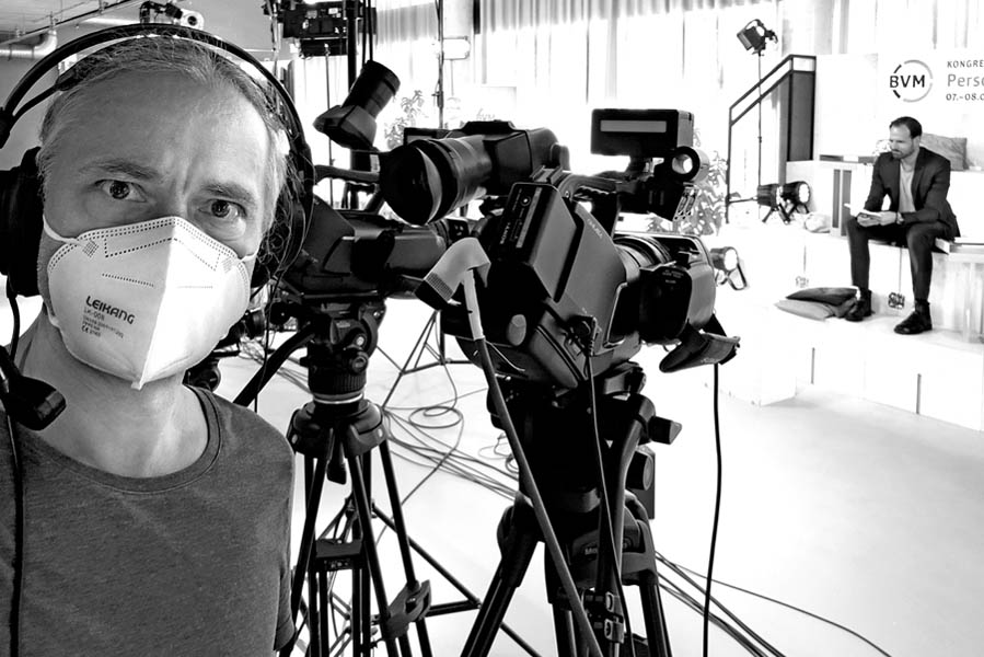 Der Kameramann Marco Baré bei der Übertragung eines Livestreams.